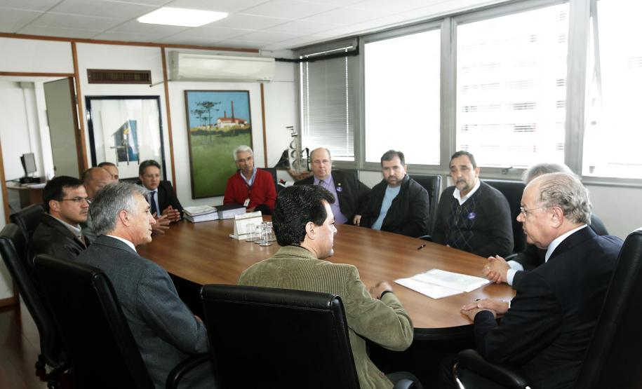 A aquisição de soluções – equipamentos, serviços e capacitação técnica – na área de Tecnologia da Informação (TI) faz parte do plano de modernização deste setor na Secretaria da Fazenda e no Governo do Paraná. O contrato, no valor de R$ 17 milhões, foi assinado nesta quarta-feira (29) pelo secretário da Fazenda, Luiz Carlos Hauly, e os fornecedores da Oracle.