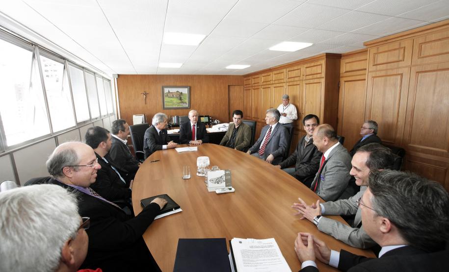 A aquisição de soluções – equipamentos, serviços e capacitação técnica – na área de Tecnologia da Informação (TI) faz parte do plano de modernização deste setor na Secretaria da Fazenda e no Governo do Paraná. O contrato, no valor de R$ 17 milhões, foi assinado nesta quarta-feira (29) pelo secretário da Fazenda, Luiz Carlos Hauly, e os fornecedores da Oracle.