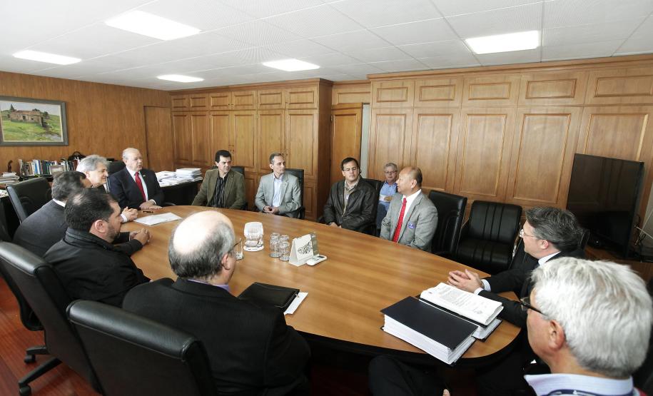 A aquisição de soluções – equipamentos, serviços e capacitação técnica – na área de Tecnologia da Informação (TI) faz parte do plano de modernização deste setor na Secretaria da Fazenda e no Governo do Paraná. O contrato, no valor de R$ 17 milhões, foi assinado nesta quarta-feira (29) pelo secretário da Fazenda, Luiz Carlos Hauly, e os fornecedores da Oracle.