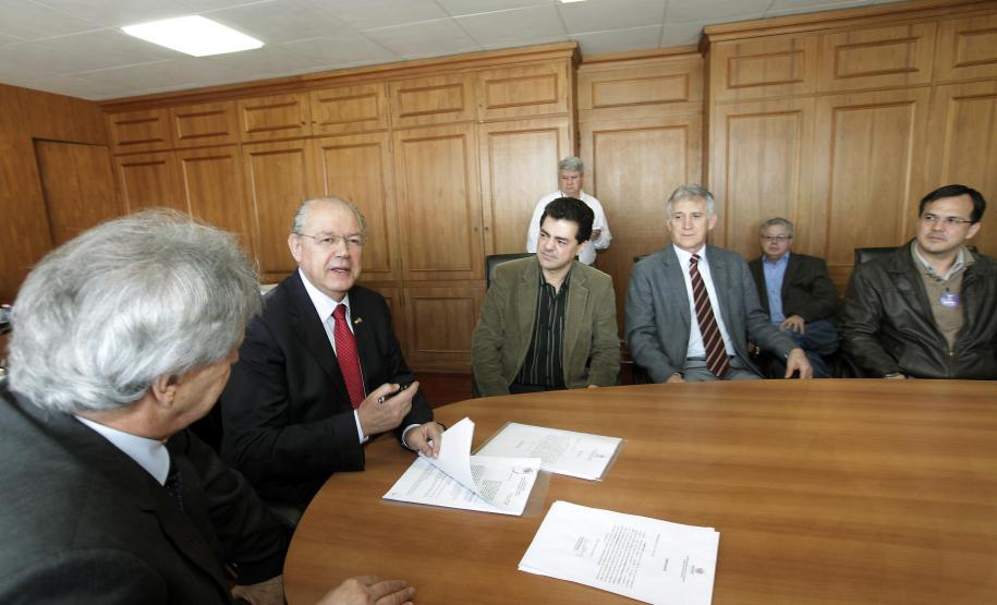 A aquisição de soluções – equipamentos, serviços e capacitação técnica – na área de Tecnologia da Informação (TI) faz parte do plano de modernização deste setor na Secretaria da Fazenda e no Governo do Paraná. O contrato, no valor de R$ 17 milhões, foi assinado nesta quarta-feira (29) pelo secretário da Fazenda, Luiz Carlos Hauly, e os fornecedores da Oracle.