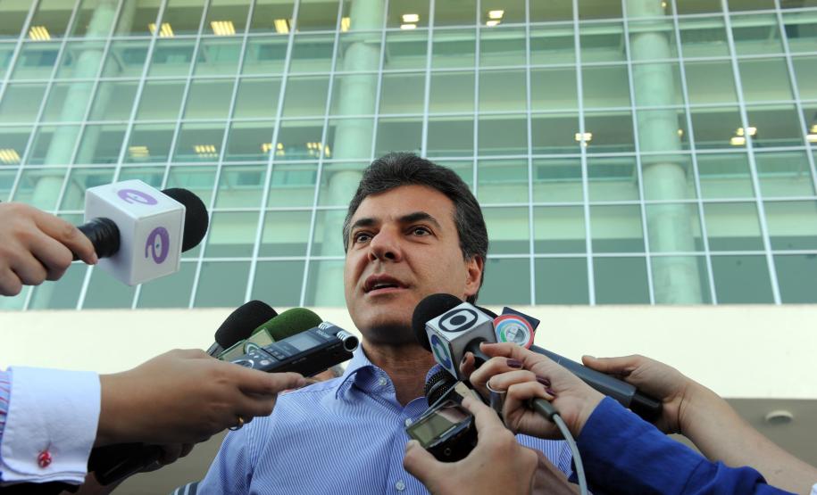 Richa regulamenta lei que pode reduzir passagem de ônibus O governador Beto Richa assinou nesta terça-feira (11/06) o decreto que regulamenta a lei que isenta do Imposto sobre Circulação de Mercadorias e Serviços (ICMS) o óleo diesel usado no transporte coletivo de 21 municípios paranaenses e determina que o benefício seja repassado aos usuários. A medida se aplica para serviços públicos com integração metropolitana física e tarifária e para o transporte urbano de passageiros em cidade com mais de 140 mil habitantes.