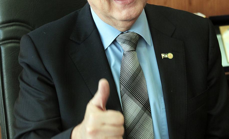 Richa regulamenta lei que pode reduzir passagem de ônibus O governador Beto Richa assinou nesta terça-feira (11/06) o decreto que regulamenta a lei que isenta do Imposto sobre Circulação de Mercadorias e Serviços (ICMS) o óleo diesel usado no transporte coletivo de 21 municípios paranaenses e determina que o benefício seja repassado aos usuários. A medida se aplica para serviços públicos com integração metropolitana física e tarifária e para o transporte urbano de passageiros em cidade com mais de 140 mil habitantes.