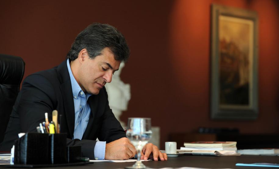 Decreto regulamenta lei que cria conta centralizadora do Estado O governador Beto Richa assinou nesta terça-feira (11) o decreto número 8.354, regulamentando a Lei 17.579/13, que instituiu o Sistema de Gestão Integrada dos Recursos Financeiros do Estado do Paraná – Sigerfi Paraná.