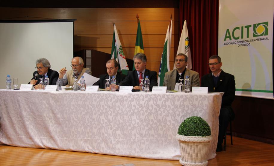 Apesar das dificuldades de concordância entre estados e parlamentares, um dos consensos extraídos da plenária da Coordenadoria das Associações Comerciais e Empresariais do Oeste do Paraná (Caciopar), realizada no sábado (22/06), na PUC em Toledo, foi a necessidade de reforma tributária para que o País possa enfrentar suas limitações e dar vazão ao seu potencial de crescimento.