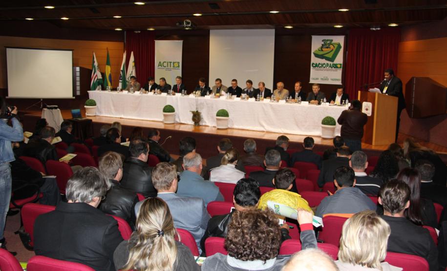 Apesar das dificuldades de concordância entre estados e parlamentares, um dos consensos extraídos da plenária da Coordenadoria das Associações Comerciais e Empresariais do Oeste do Paraná (Caciopar), realizada no sábado (22/06), na PUC em Toledo, foi a necessidade de reforma tributária para que o País possa enfrentar suas limitações e dar vazão ao seu potencial de crescimento.