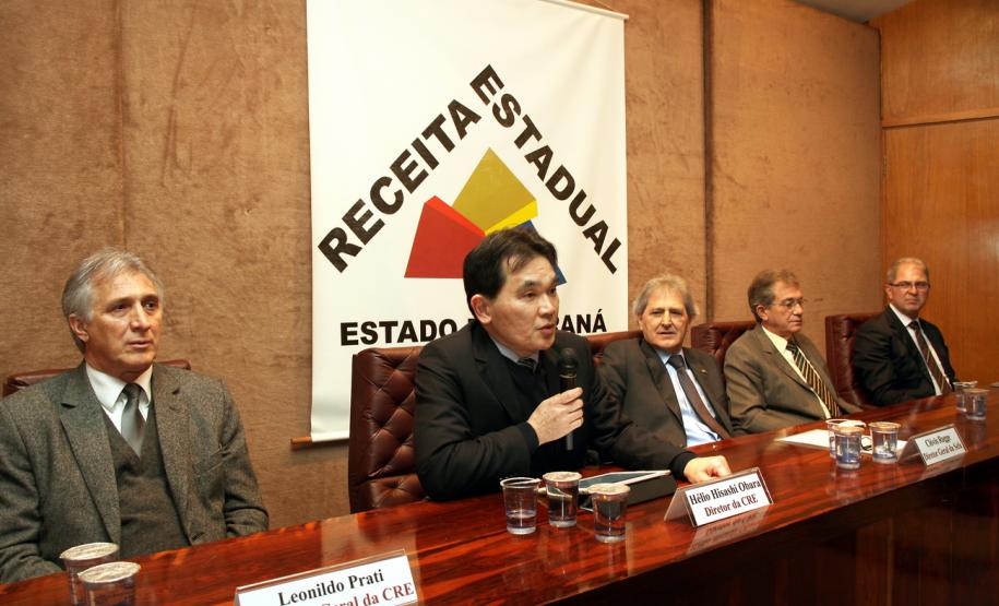 O auditor fiscal Helio Hisashi Obara, após pedir a colaboração de todos da Receita Estadual e enaltecer o trabalho desenvolvido na instituição, disse que o desafio que o espera na Coordenação da Receita Estadual (CRE)  é o de “deixá-la melhor do que a estou recebendo”. O novo diretor foi empossado pelo secretário de Estado da Fazenda em exercício, Clovis Rogge, em solenidade realizada no Anfiteatro da secretaria.