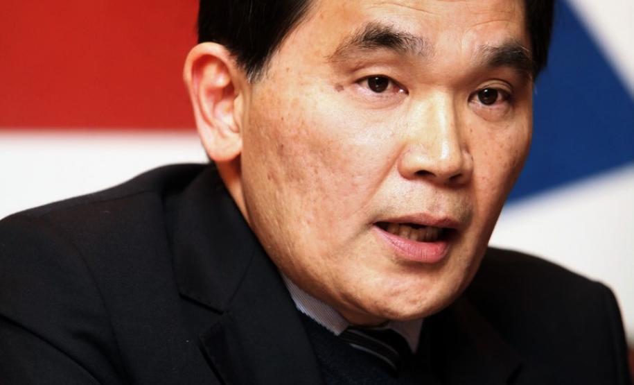 O auditor fiscal Helio Hisashi Obara, após pedir a colaboração de todos da Receita Estadual e enaltecer o trabalho desenvolvido na instituição, disse que o desafio que o espera na Coordenação da Receita Estadual (CRE)  é o de “deixá-la melhor do que a estou recebendo”. O novo diretor foi empossado pelo secretário de Estado da Fazenda em exercício, Clovis Rogge, em solenidade realizada no Anfiteatro da secretaria.