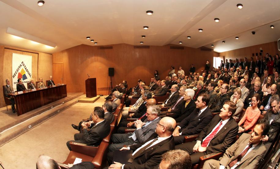 O auditor fiscal Helio Hisashi Obara, após pedir a colaboração de todos da Receita Estadual e enaltecer o trabalho desenvolvido na instituição, disse que o desafio que o espera na Coordenação da Receita Estadual (CRE)  é o de “deixá-la melhor do que a estou recebendo”. O novo diretor foi empossado pelo secretário de Estado da Fazenda em exercício, Clovis Rogge, em solenidade realizada no Anfiteatro da secretaria.