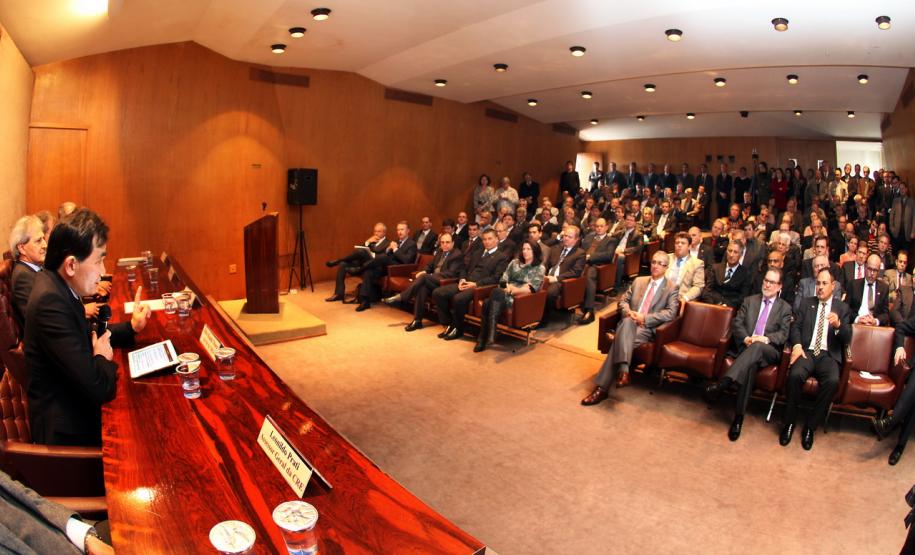 O auditor fiscal Helio Hisashi Obara, após pedir a colaboração de todos da Receita Estadual e enaltecer o trabalho desenvolvido na instituição, disse que o desafio que o espera na Coordenação da Receita Estadual (CRE)  é o de “deixá-la melhor do que a estou recebendo”. O novo diretor foi empossado pelo secretário de Estado da Fazenda em exercício, Clovis Rogge, em solenidade realizada no Anfiteatro da secretaria.