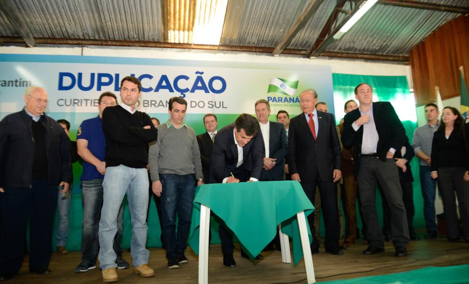 O Governo do Estado viabilizou a duplicação do trecho da PR-092 que liga Curitiba, Almirante Tamandaré, Itaperuçu e Rio Branco do Sul em parceria com o Grupo Votorantim. O protocolo de intenções para a realização da obra foi assinado na tarde de segunda-feira (29/7) pelo governador Beto Richa e o diretor jurídico da Votorantim Cimentos, Ricardo Cavallo.