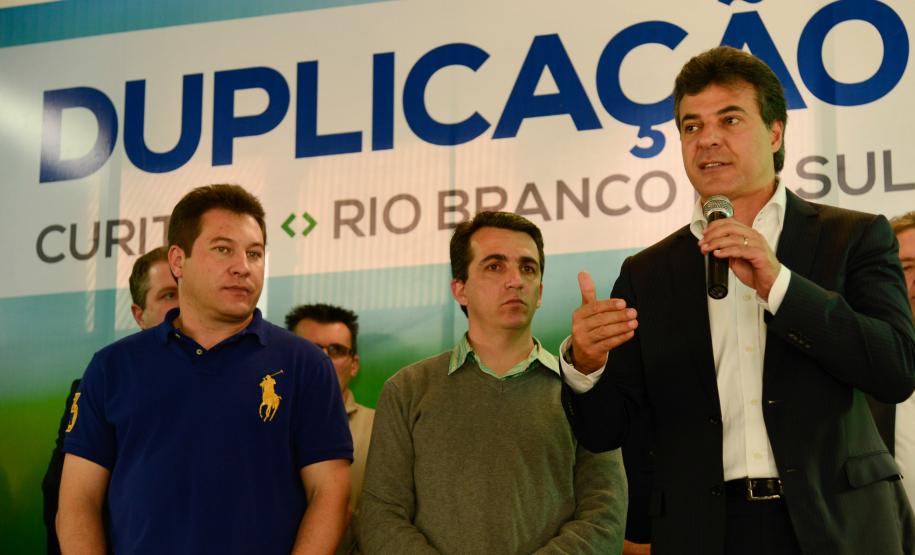 O Governo do Estado viabilizou a duplicação do trecho da PR-092 que liga Curitiba, Almirante Tamandaré, Itaperuçu e Rio Branco do Sul em parceria com o Grupo Votorantim. O protocolo de intenções para a realização da obra foi assinado na tarde de segunda-feira (29/7) pelo governador Beto Richa e o diretor jurídico da Votorantim Cimentos, Ricardo Cavallo.