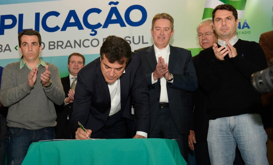 O Governo do Estado viabilizou a duplicação do trecho da PR-092 que liga Curitiba, Almirante Tamandaré, Itaperuçu e Rio Branco do Sul em parceria com o Grupo Votorantim. O protocolo de intenções para a realização da obra foi assinado na tarde de segunda-feira (29/7) pelo governador Beto Richa e o diretor jurídico da Votorantim Cimentos, Ricardo Cavallo.