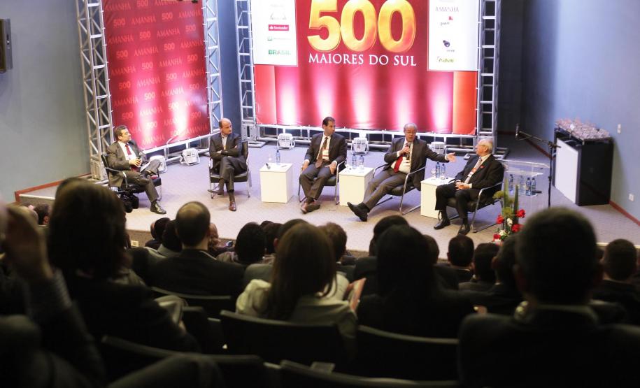 Copel, Sanepar, Fomento Paraná, Cohapar, Ferroeste e Celepar foram premiadas na noite de segunda-feira (23) por se destacarem no ranking das 500 maiores empresas do Sul do Brasil, publicado pela Revista Amanhã em parceria com a assessoria tributária e empresarial PricewaterhouseCoopers (PwC). O evento homenageou as cem maiores empresas do Estado, os destaques setoriais e as líderes por indicadores.