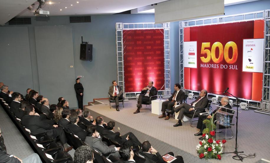 Copel, Sanepar, Fomento Paraná, Cohapar, Ferroeste e Celepar foram premiadas na noite de segunda-feira (23) por se destacarem no ranking das 500 maiores empresas do Sul do Brasil, publicado pela Revista Amanhã em parceria com a assessoria tributária e empresarial PricewaterhouseCoopers (PwC). O evento homenageou as cem maiores empresas do Estado, os destaques setoriais e as líderes por indicadores.