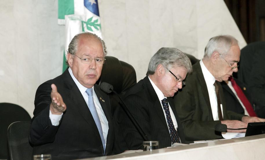 Receita própria do Paraná cresce 12,3% de janeiro a agosto deste ano Nos oito primeiros meses de 2013, o Paraná totalizou R$ 15,7 bilhões em receita própria, o que representou aumento de 12,93% sobre os R$ 13,9 bilhões arrecadados em igual período do ano passado. Os números constam do balanço do 2º quadrimestre das contas do Estado, que o secretário estadual da Fazenda, Luiz Carlos Hauly, apresentou em audiência pública realizada na Assembleia Legislativa do Paraná, na tarde desta segunda-feira (30/9).