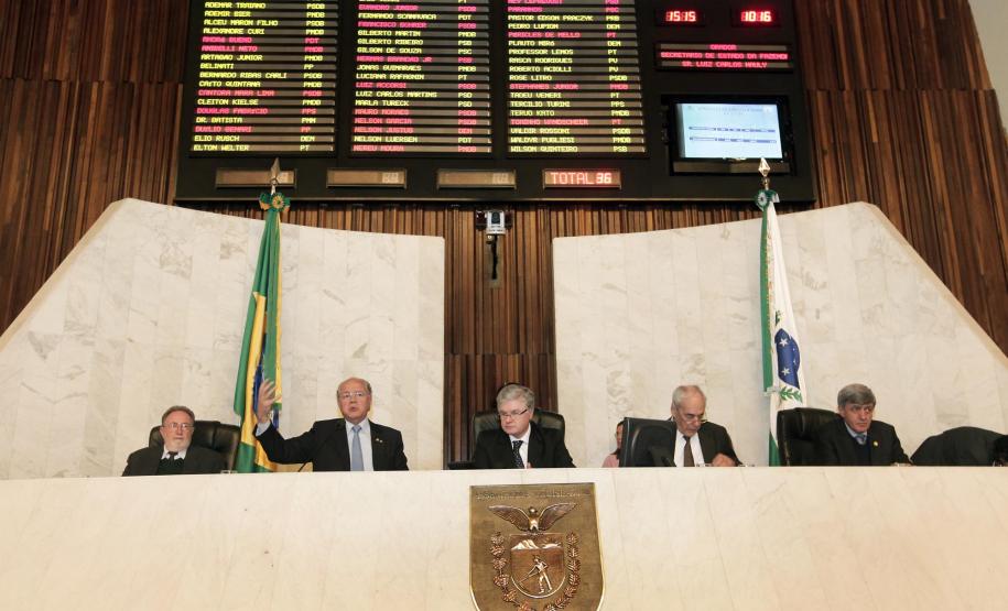 Receita própria do Paraná cresce 12,3% de janeiro a agosto deste ano Nos oito primeiros meses de 2013, o Paraná totalizou R$ 15,7 bilhões em receita própria, o que representou aumento de 12,93% sobre os R$ 13,9 bilhões arrecadados em igual período do ano passado. Os números constam do balanço do 2º quadrimestre das contas do Estado, que o secretário estadual da Fazenda, Luiz Carlos Hauly, apresentou em audiência pública realizada na Assembleia Legislativa do Paraná, na tarde desta segunda-feira (30/9).