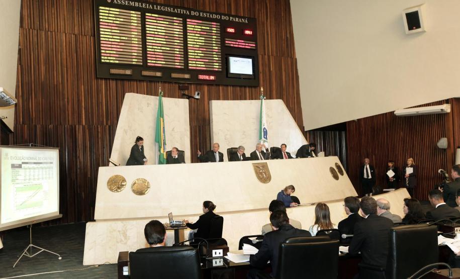 Receita própria do Paraná cresce 12,3% de janeiro a agosto deste ano Nos oito primeiros meses de 2013, o Paraná totalizou R$ 15,7 bilhões em receita própria, o que representou aumento de 12,93% sobre os R$ 13,9 bilhões arrecadados em igual período do ano passado. Os números constam do balanço do 2º quadrimestre das contas do Estado, que o secretário estadual da Fazenda, Luiz Carlos Hauly, apresentou em audiência pública realizada na Assembleia Legislativa do Paraná, na tarde desta segunda-feira (30/9).