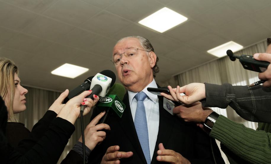 Receita própria do Paraná cresce 12,3% de janeiro a agosto deste ano Nos oito primeiros meses de 2013, o Paraná totalizou R$ 15,7 bilhões em receita própria, o que representou aumento de 12,93% sobre os R$ 13,9 bilhões arrecadados em igual período do ano passado. Os números constam do balanço do 2º quadrimestre das contas do Estado, que o secretário estadual da Fazenda, Luiz Carlos Hauly, apresentou em audiência pública realizada na Assembleia Legislativa do Paraná, na tarde desta segunda-feira (30/9).