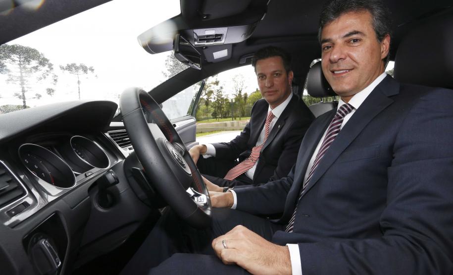 O governador Beto Richa e o presidente da Volkswagen no Brasil, Thomas Schmall, formalizaram nesta segunda-feira (07/10) a parceria entre o governo estadual e a empresa para ampliação da fábrica de São José dos Pinhais, na Região Metropolitana de Curitiba. Será instalada uma nova plataforma para produção do Golf geração sete. O protocolo para enquadramento do investimento no programa Paraná Competitivo foi assinado no último dia 4 de setembro.