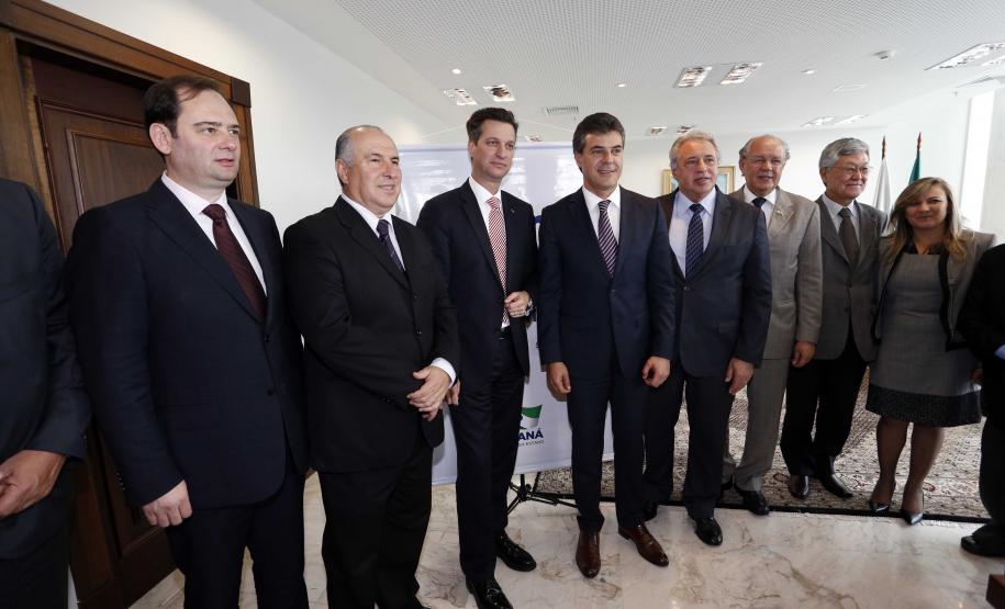 O governador Beto Richa e o presidente da Volkswagen no Brasil, Thomas Schmall, formalizaram nesta segunda-feira (07/10) a parceria entre o governo estadual e a empresa para ampliação da fábrica de São José dos Pinhais, na Região Metropolitana de Curitiba. Será instalada uma nova plataforma para produção do Golf geração sete. O protocolo para enquadramento do investimento no programa Paraná Competitivo foi assinado no último dia 4 de setembro.