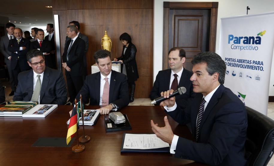 O governador Beto Richa e o presidente da Volkswagen no Brasil, Thomas Schmall, formalizaram nesta segunda-feira (07/10) a parceria entre o governo estadual e a empresa para ampliação da fábrica de São José dos Pinhais, na Região Metropolitana de Curitiba. Será instalada uma nova plataforma para produção do Golf geração sete. O protocolo para enquadramento do investimento no programa Paraná Competitivo foi assinado no último dia 4 de setembro.