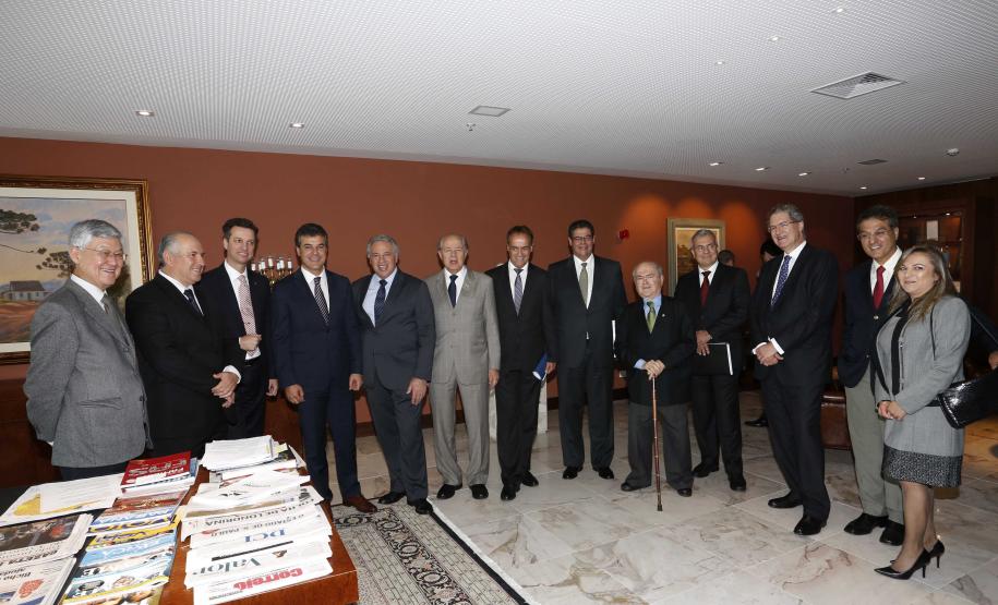 O governador Beto Richa e o presidente da Volkswagen no Brasil, Thomas Schmall, formalizaram nesta segunda-feira (07/10) a parceria entre o governo estadual e a empresa para ampliação da fábrica de São José dos Pinhais, na Região Metropolitana de Curitiba. Será instalada uma nova plataforma para produção do Golf geração sete. O protocolo para enquadramento do investimento no programa Paraná Competitivo foi assinado no último dia 4 de setembro.