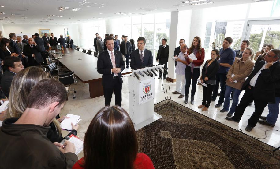 O governador Beto Richa e o presidente da Volkswagen no Brasil, Thomas Schmall, formalizaram nesta segunda-feira (07/10) a parceria entre o governo estadual e a empresa para ampliação da fábrica de São José dos Pinhais, na Região Metropolitana de Curitiba. Será instalada uma nova plataforma para produção do Golf geração sete. O protocolo para enquadramento do investimento no programa Paraná Competitivo foi assinado no último dia 4 de setembro.