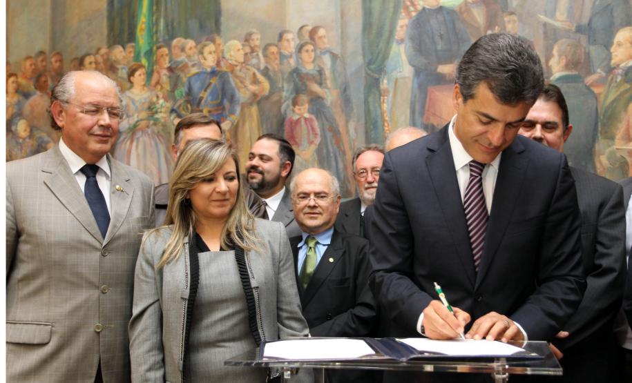 Richa dá posse à Jozelia Nogueira como secretária estadual da Fazenda O governador Beto Richa deu posse nesta segunda-feira (07/10) à advogada Jozelia Nogueira no cargo de secretária estadual da Fazenda. Jozélia, que estava na função de procuradora-geral do Estado, substitui Luiz Carlos Hauly, que passa a exercer o mandato de deputado federal. A solenidade de transmissão de cargo aconteceu no Salão de Atos, do Palácio Iguaçu.