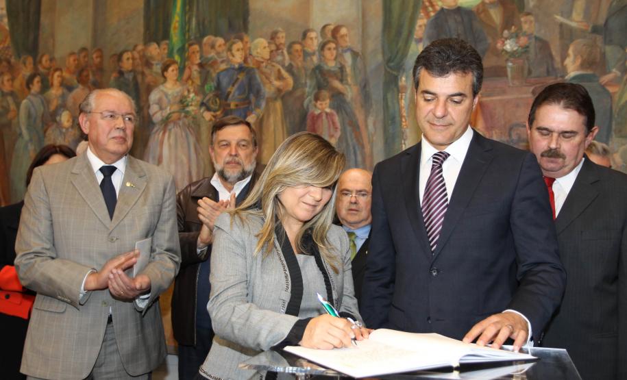 Richa dá posse à Jozelia Nogueira como secretária estadual da Fazenda O governador Beto Richa deu posse nesta segunda-feira (07/10) à advogada Jozelia Nogueira no cargo de secretária estadual da Fazenda. Jozélia, que estava na função de procuradora-geral do Estado, substitui Luiz Carlos Hauly, que passa a exercer o mandato de deputado federal. A solenidade de transmissão de cargo aconteceu no Salão de Atos, do Palácio Iguaçu.