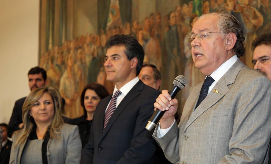 Richa dá posse à Jozelia Nogueira como secretária estadual da Fazenda O governador Beto Richa deu posse nesta segunda-feira (07/10) à advogada Jozelia Nogueira no cargo de secretária estadual da Fazenda. Jozélia, que estava na função de procuradora-geral do Estado, substitui Luiz Carlos Hauly, que passa a exercer o mandato de deputado federal. A solenidade de transmissão de cargo aconteceu no Salão de Atos, do Palácio Iguaçu.