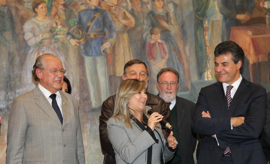 Richa dá posse à Jozelia Nogueira como secretária estadual da Fazenda O governador Beto Richa deu posse nesta segunda-feira (07/10) à advogada Jozelia Nogueira no cargo de secretária estadual da Fazenda. Jozélia, que estava na função de procuradora-geral do Estado, substitui Luiz Carlos Hauly, que passa a exercer o mandato de deputado federal. A solenidade de transmissão de cargo aconteceu no Salão de Atos, do Palácio Iguaçu.