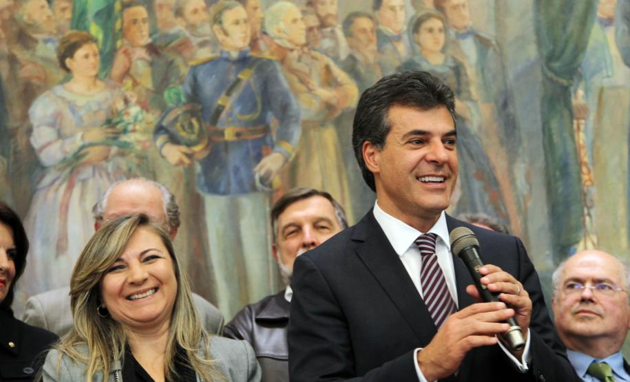 Richa dá posse à Jozelia Nogueira como secretária estadual da Fazenda O governador Beto Richa deu posse nesta segunda-feira (07/10) à advogada Jozelia Nogueira no cargo de secretária estadual da Fazenda. Jozélia, que estava na função de procuradora-geral do Estado, substitui Luiz Carlos Hauly, que passa a exercer o mandato de deputado federal. A solenidade de transmissão de cargo aconteceu no Salão de Atos, do Palácio Iguaçu.