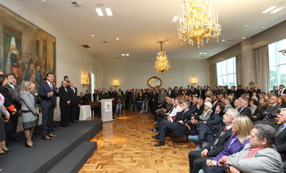 Richa dá posse à Jozelia Nogueira como secretária estadual da Fazenda O governador Beto Richa deu posse nesta segunda-feira (07/10) à advogada Jozelia Nogueira no cargo de secretária estadual da Fazenda. Jozélia, que estava na função de procuradora-geral do Estado, substitui Luiz Carlos Hauly, que passa a exercer o mandato de deputado federal. A solenidade de transmissão de cargo aconteceu no Salão de Atos, do Palácio Iguaçu.